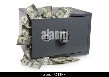 Hombre de negocios con dinero en caja fuerte grande sobre fondo blanco  Fotografía de stock - Alamy