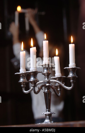 5 tabla ramificada candelabro con una columna o pedestal candelabro ENCENDIDAS EN EL FONDO Foto de stock