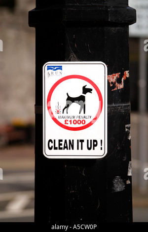 Señal de la calle erigida por el consejo de la ciudad de Arundel advertencia a los dueños del perro para limpiar encima del lío de su perro. Foto de stock