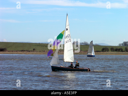 GP14 de carreras de botes en el río Wyre Foto de stock