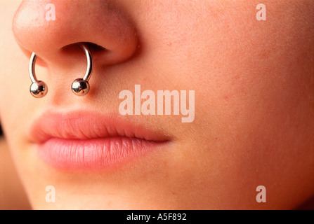 fuego Fácil de suceder Circunferencia Mujer con la corona a través del tabique nasal perforado Fotografía de  stock - Alamy