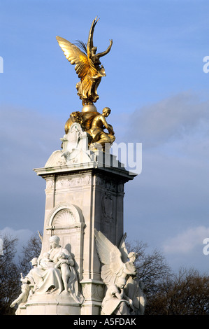 El Victoria Memorial estatua y fuente en frente del Palacio de Buckingham Londres Inglaterra