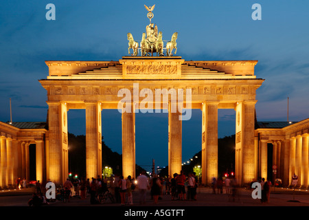 Puerta de Brandenburgo de Berlín iluminada por la noche