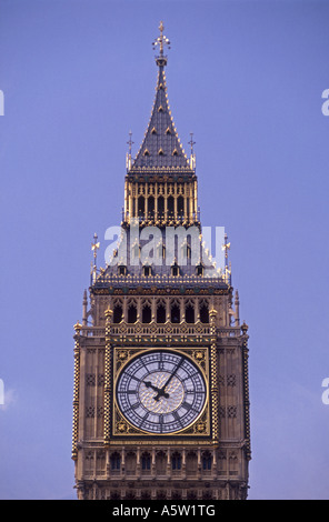 La torre del reloj de la ciudad capital histórica del Big Ben, Londres Foto de stock
