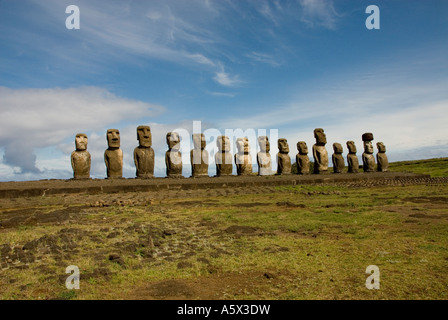 Isla de Pascua de Chile 15 estatuas moai o sobre una plataforma o ahu en Ahu Tongariki cerca de la cantera de Rano Raraku. Foto de stock
