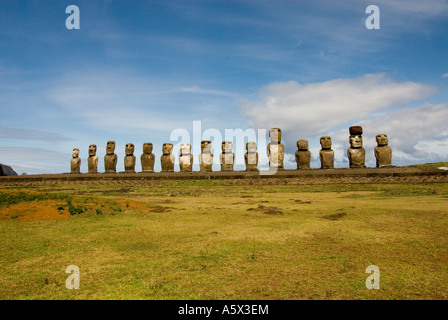 Isla de Pascua de Chile 15 estatuas moai o sobre una plataforma o ahu en Ahu Tongariki cerca de la cantera de Rano Raraku. Foto de stock
