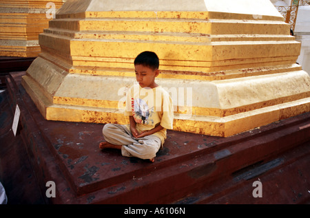 Jóvenes birmanos en la meditación en la pagoda de Shwedagon, en Yangon, Myanmar Foto de stock
