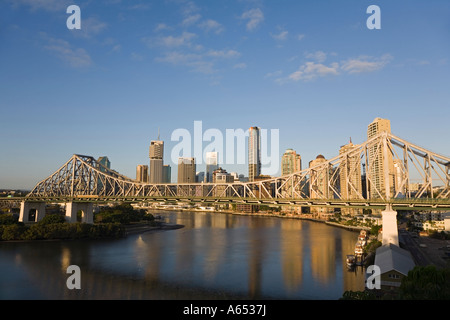 La luz de la mañana temprano en el Story Bridge de Brisbane y el distrito central de negocios, junto al Río Brisbane waterfront Foto de stock