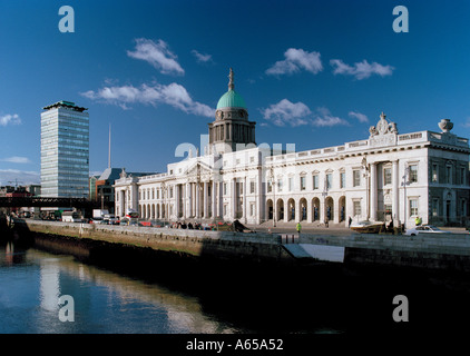 The Spire de Dublín entre Liberty Hall y la Casa de Aduanas - Dublín, Irlanda Foto de stock