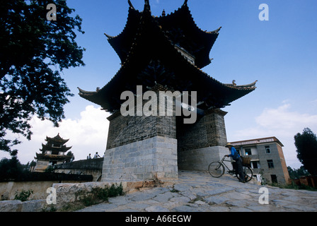 Uno de los pequeños pabellones al final del doble Puente Dragón (Shuanglong Qiao) en Jianshui. Yunnan, China Foto de stock
