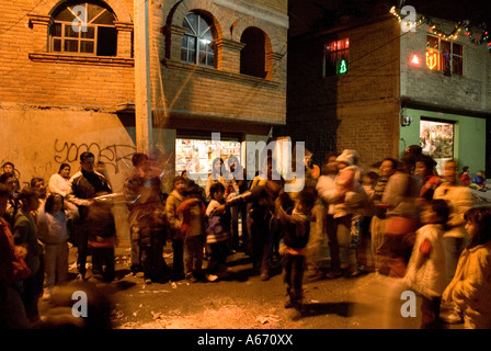 Romper la piñata - posada, el juego de navidad en la noche ...