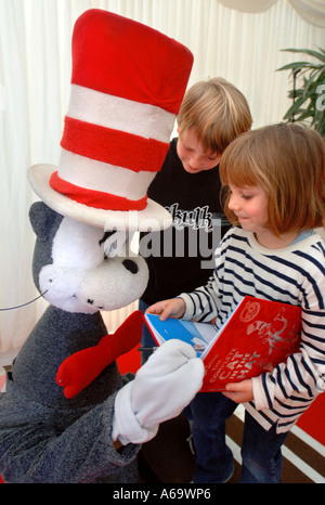 Los niños reunión Dr Seuss gato en el sombrero en la Cheltenham Festival de Literatura 2005 Foto de stock