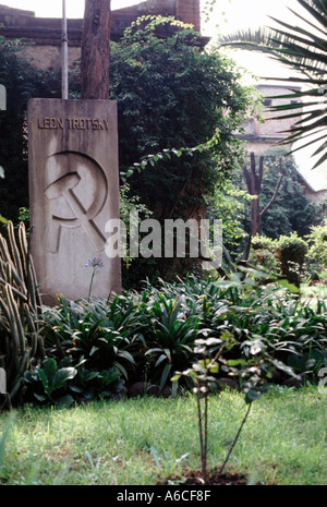 Lápida de Leon Trotsky en el jardín de su casa fortificada ciudad de México Foto de stock