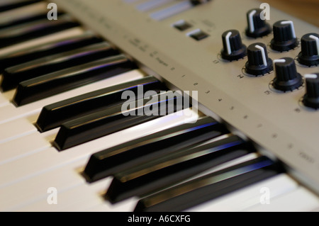 Un teclado producción musical que se utilizan conecta a un ordenador y para hacer música electrónica puede ser cubase Fotografía de stock - Alamy