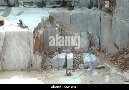 Los mineros con grandes bloques de mármol de Carrara corte Toscana Italia Foto de stock