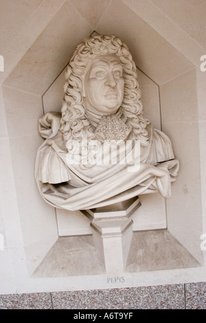 Busto de Samuel Pepys fuera de la ciudad, la Galería de Arte Guildhall de Londres, GB UK Foto de stock
