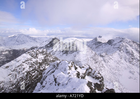 Las Cuillin ridge desde la cumbre de Sgurr Alasdair, el pico más alto de los Cuillin Ridge, un Munro en Skye, Escocia, Reino Unido Foto de stock
