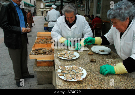 Los vendedores de Ostras Ostreiras Mercado da Pedra Vigo Pontevedra Galicia España Foto de stock