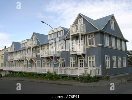 Fila de casas tradicionales revestidas de hierro corrugado en Reykjavik, Islandia.