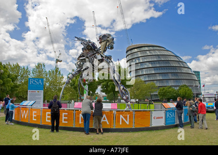- Giant Weeeman escultura hecha de residuos electrónicos - en el Tower Bridge de Londres Foto de stock