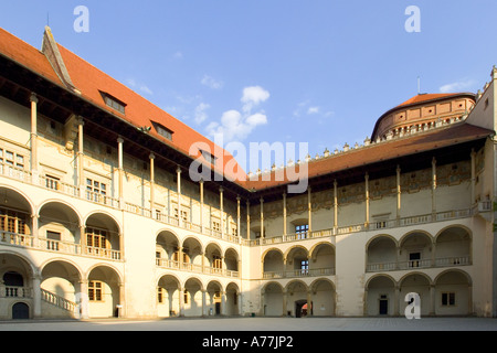 El patio renacentista en el interior del complejo del castillo de Wawel, en Cracovia. Foto de stock