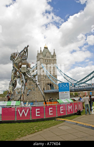 - Giant Weeeman escultura hecha de residuos electrónicos - en el Tower Bridge de Londres
