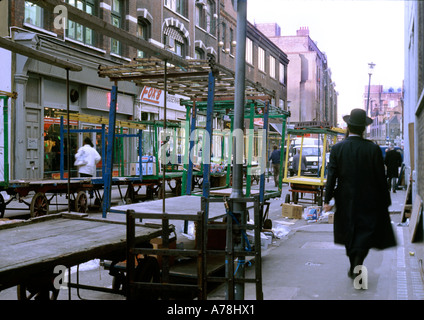 Varón judío caminando en cuero Lane market Londres, Reino Unido. Foto de stock