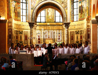 Los niños del coro cantando en la basílica bizantina de Euphrasius en Porec, Istria, Croacia Foto de stock