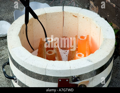 Hot Raku cerámica elimina de un horno Fotografía de stock - Alamy