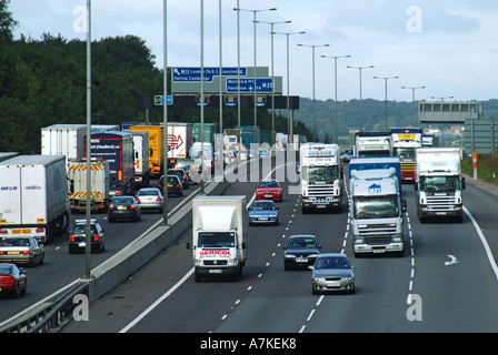 Colas de tráfico en sentido contrario a las agujas del reloj para slip road en la intersección de la autopista M25 a M11 Foto de stock