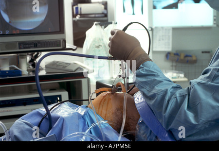 El cirujano realiza una cirugía artroscópica de la rodilla de un hombre Foto de stock