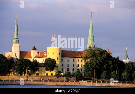 Los Estados bálticos (Letonia), Riga, el castillo, el Museo de Historia, Arte y Literatura Extranjera, al borde del río Daugava Foto de stock
