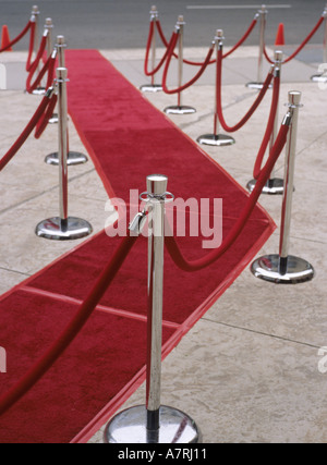 Cuerdas de terciopelo y alfombras rojas en la acera para ceremonia de entrega de premios Foto de stock