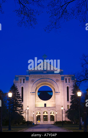 Winnipeg, Manitoba, Canadá: san Bonifacio (French Quarter), vistas de las ruinas de la Basílica de San Bonifacio / Noche Foto de stock