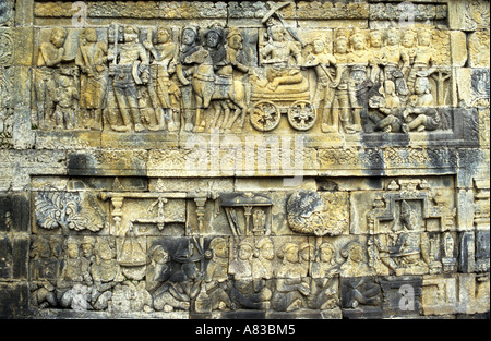 Bajorrelieves tallados en las paredes del templo Budista Borobudur sitio en Java Indonesia