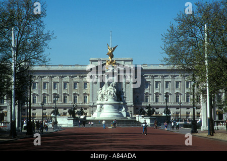 El Palacio de Buckingham con la reina Victoria Memorial en el centro comercial de Londres, Inglaterra
