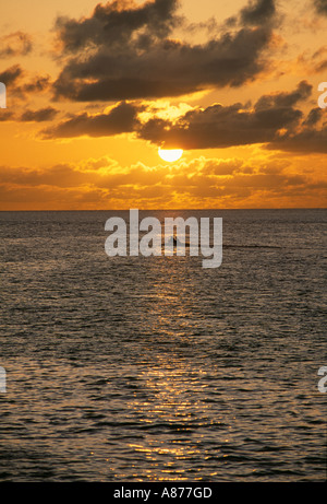 Pequeño barco para disfrutar de una tarde de pesca como el sol se pone en el Mar Caribe Las Granadinas West Indies Foto de stock
