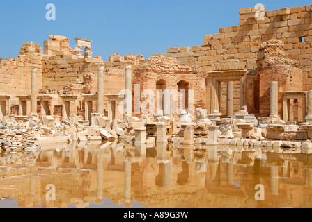 Muros cariados, espejo de agua en el nuevo foro de Leptis Magna Libia Foto de stock