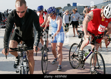 Alabama Gulf of Mexico Coast,Florabama,Mullet Man Triathlon,competidores,bicicleta,ciclismo,montar,bicicleta,jinete,bicicletas,ciclistas,carrera,visitantes viajan por el camino