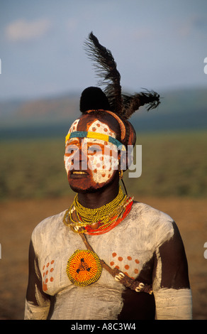 Karo hombre con body painting , Kolcho tradicional aldea , al sur del valle de Omo, Etiopía Foto de stock
