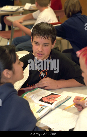 Los estudiantes de 14 años de edad trabajan en grupo en una asignación de clase de la escuela. Golden Valley Minnesota USA Foto de stock