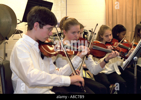 Estudiantes de edades entre 14 miembros de la orquesta tocando violines en el ensayo. Golden Valley Minnesota USA Foto de stock