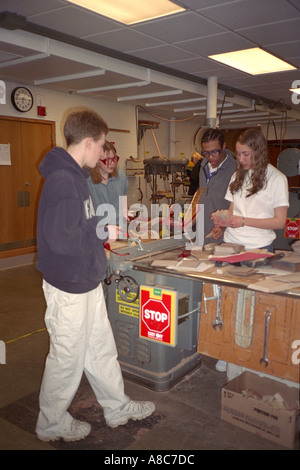 Los estudiantes de 14 años de edad ejecutando proyecto sierra circular de alimentación pasante en la escuela aula de fabricación. Golden Valley Minnesota USA Foto de stock