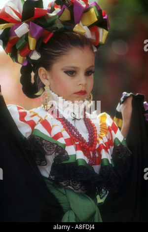 Lágrimas programa Tarjeta postal Vestidos niña mexicana para la celebración del Cinco de Mayo en traje muy  colorida.San Diego, CA. Ee.Uu Fotografía de stock - Alamy