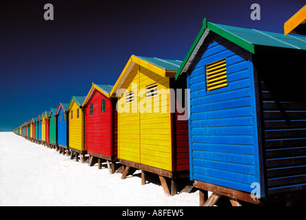 Colorida cabañas de playa en playa, Muizenberg, Ciudad del Cabo, Sudáfrica
