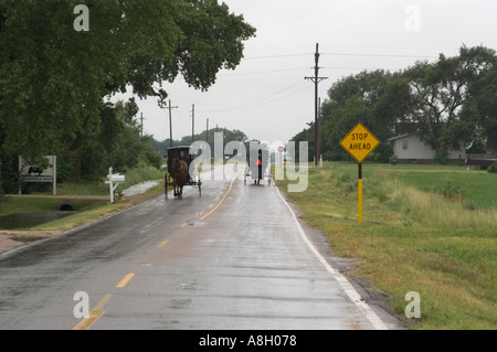 Carruajes Amish en lluvia carretera Slicked Yoder Kansas Foto de stock