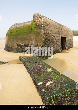 Construido alemana ww2 bunker en la playa de la Palmyre Francia cerca de la desembocadura del río Gironde Foto de stock