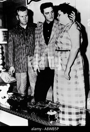 ELVIS PRESLEY con su padre Vernon y mamá Gladys alrededor de 1956 Foto de stock