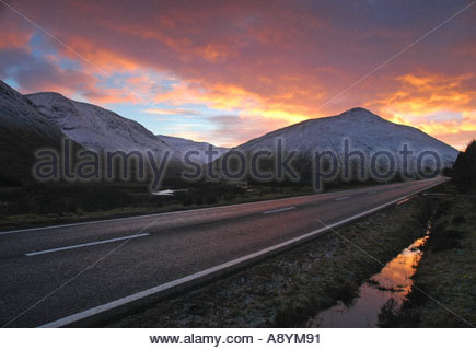 Temprano por la mañana el sol en el invierno a82 carretera de Rannoch Moor Escocia Foto de stock