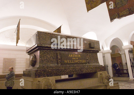 La tumba de Arthur, el Duque de Wellington en la Cripta de la Catedral de San Pablo Londres GB UK Foto de stock